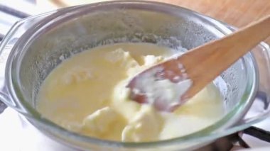 Cam kasede Buhar tarafından tereyağı erime. Bir kap içinde erimiş tereyağı.