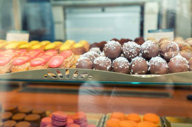 Çikolata topları ve eklerleri kek