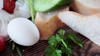 Ekmek taze salatalık, yumurta, domates ve krem peynir dilimleri ile