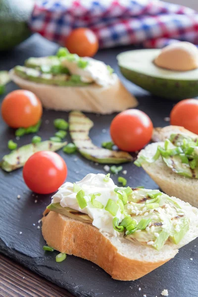 Ekmek dilimleri avokado ve krem peynir ile — Stok fotoğraf