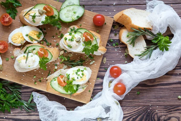Pan con rodajas de pepino fresco, huevo, queso — Foto de Stock