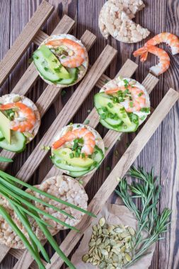 Karides ve krem peynir ile pirinç kek