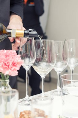 Sommelier şarap şarap bardağını için dökme