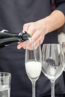 Sommelier şarap şarap bardağını için dökme