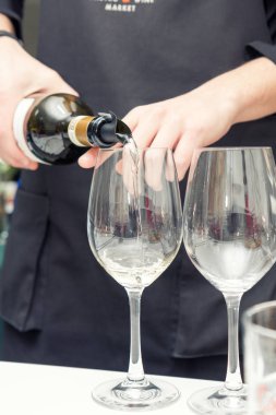 Sommelier şarap şarap bardağını için dökme
