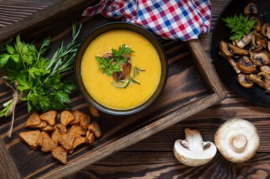 Mantar siyah plaka ile bezelye çorbası.