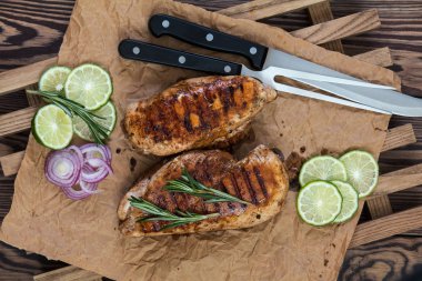 Bir kağıt üzerinde otlar ile tavuk fileto ızgara