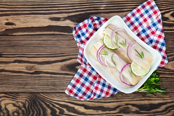 Filetes de arenque fatiados, cebola cortada e limão — Fotografia de Stock