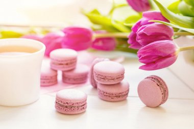 Menekşe tatlı lezzetli macaroons ve taze laleler