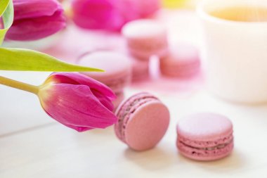 Menekşe tatlı lezzetli macaroons ve taze laleler