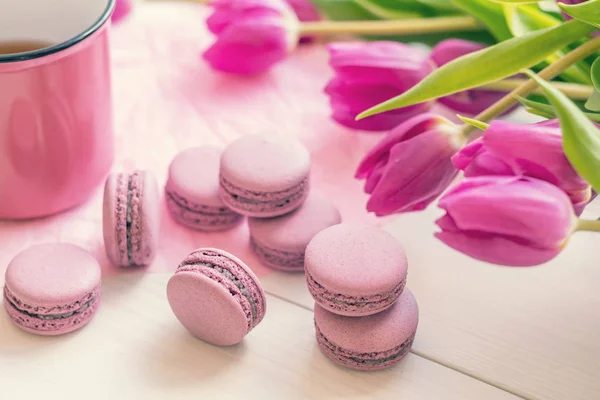 Violet sweet delicious macaroons and fresh violas — Stock Photo, Image