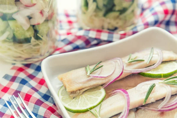 Filetes de arenque fatiados, cebola cortada e limão — Fotografia de Stock