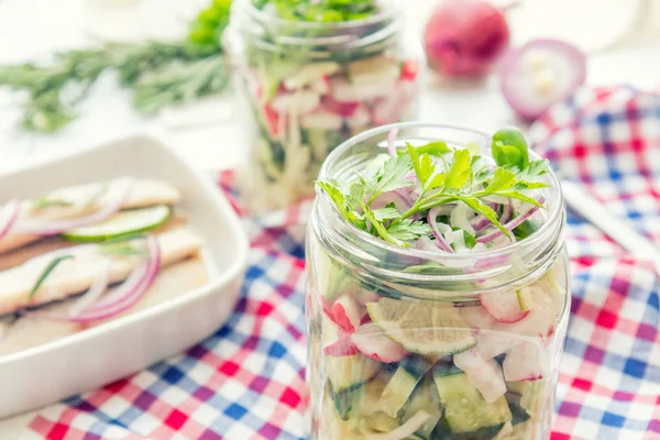 Saláták, zöldségek és szeletelt hering filé — Stock Fotó