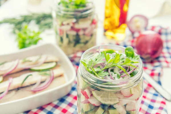 Saláták, zöldségek és szeletelt hering filé — Stock Fotó