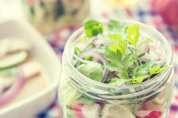 Salata sebze ve dilimlenmiş ringa balığı filetosu — Stok fotoğraf