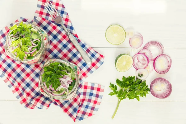 Saladas saudáveis caseiras com legumes — Fotografia de Stock
