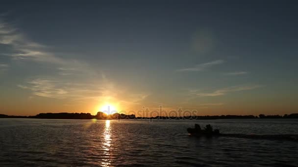 Perahu kecil saat matahari terbenam di sungai — Stok Video