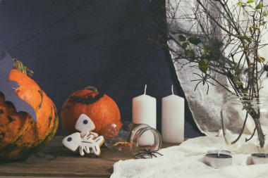 Koyu arka plan üzerinde Halloween ev dekorasyonu