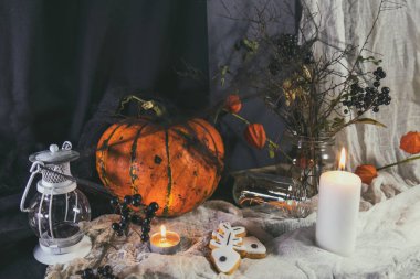 Koyu arka plan üzerinde Halloween ev dekorasyonu