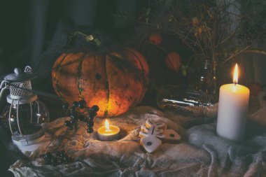 Koyu arka plan üzerinde Halloween ev dekorasyonu