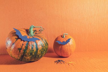 Turuncu zemin üzerine Cadılar Bayramı ev dekorasyonu