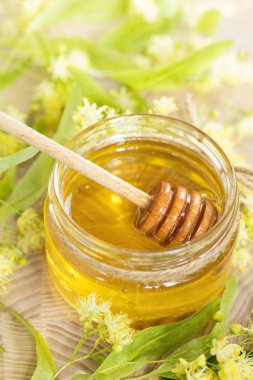 Beyaz ıhlamur çiçek ile bal cam kavanozlar