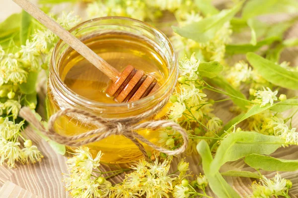 Beyaz ıhlamur çiçek ile bal cam kavanozlar