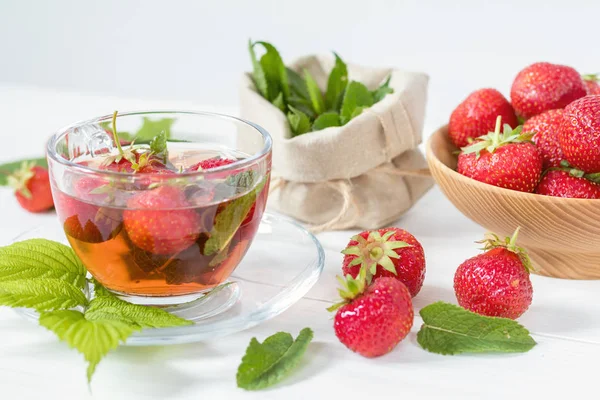 Čerstvé jahody a letní čaje. — Stock fotografie