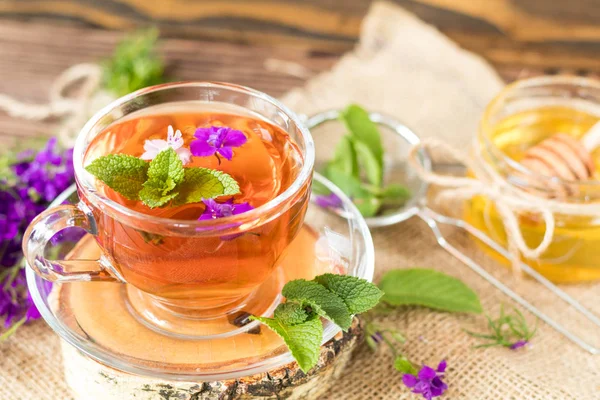 Sklenici se studenou letní čaje s bylinkami — Stock fotografie