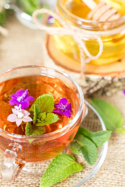 Sklenici se studenou letní čaje s bylinkami — Stock fotografie