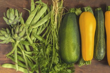 Ahşap zemin üzerinde taze organik yeşil sebze 