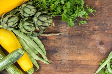 Ahşap zemin üzerinde taze organik yeşil sebze 