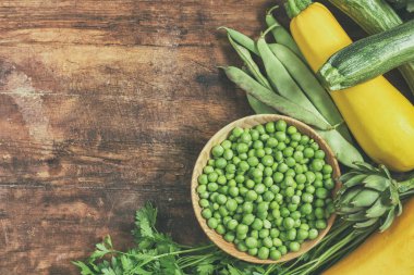 Ahşap zemin üzerinde taze organik yeşil sebze 