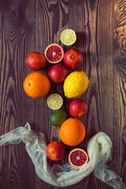 Narenciye eski koyu ahşap arka plan üzerinde.