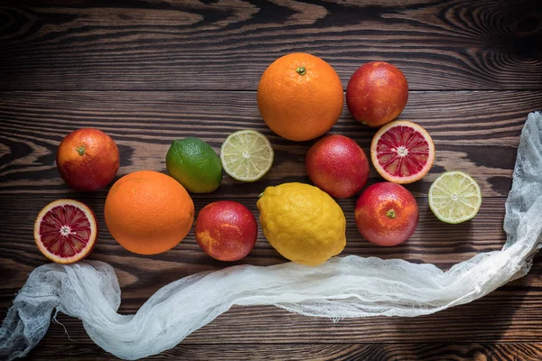 Narenciye eski koyu ahşap arka plan üzerinde.