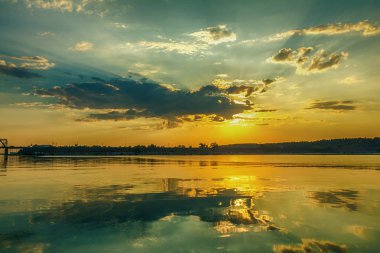 Günbatımı renkleri çarpıcı nehre yansıyan