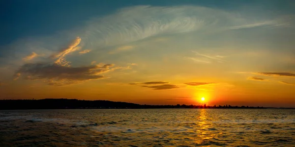 Superbes couleurs du coucher du soleil avec le ciel nuageux — Photo