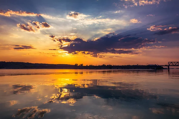 Cores deslumbrantes do pôr do sol refletidas no rio — Fotografia de Stock