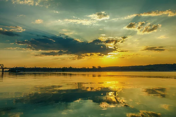 Superbes couleurs de coucher de soleil reflétées dans la rivière — Photo