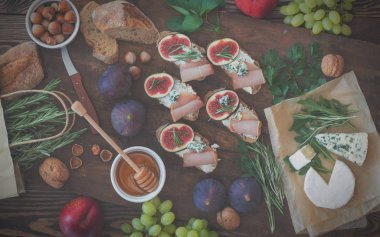 Roka, incir ve mavi peynirli sandviç