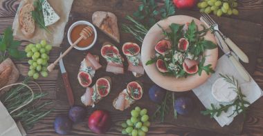 Kolay diyet roka, incir ve mavi peynir salatası