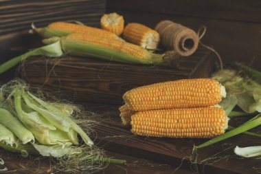 Taze tatlı mısır koçanı rustik ahşap masa üzerinde üzerinde