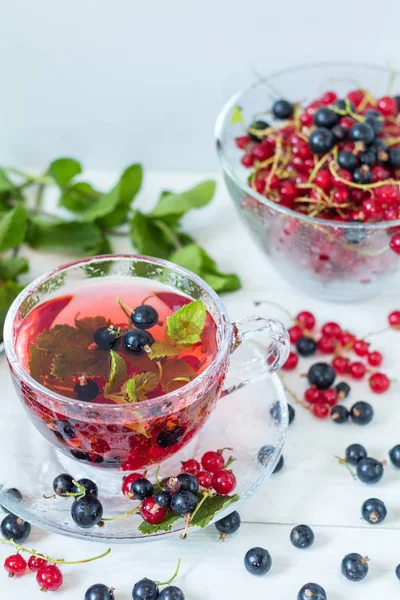 투명 유리 물병과 컵에 과일 음료 — 스톡 사진