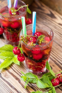Serinletici içecekler ile taze meyve aromalı