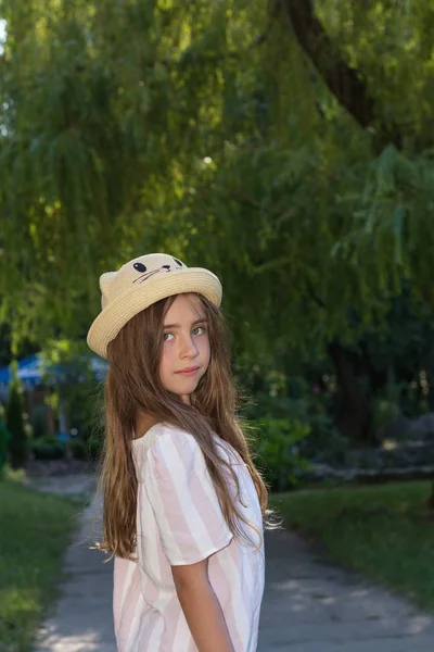 Menina bonito no parque da cidade — Fotografia de Stock