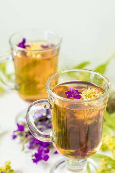 Linden bylinkový čaj ve skle transparentní grog — Stock fotografie