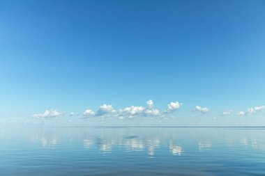 Nehir yüzey üzerinde ışık beyaz bulutlar ile mavi gökyüzü