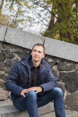 Sonbahar parkta yakışıklı adam