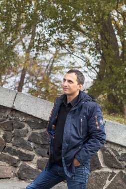 Sonbahar parkta yakışıklı adam