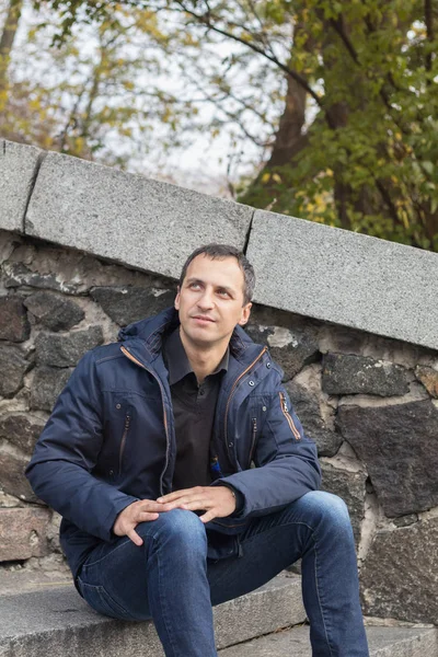 Sonbahar parkta yakışıklı adam